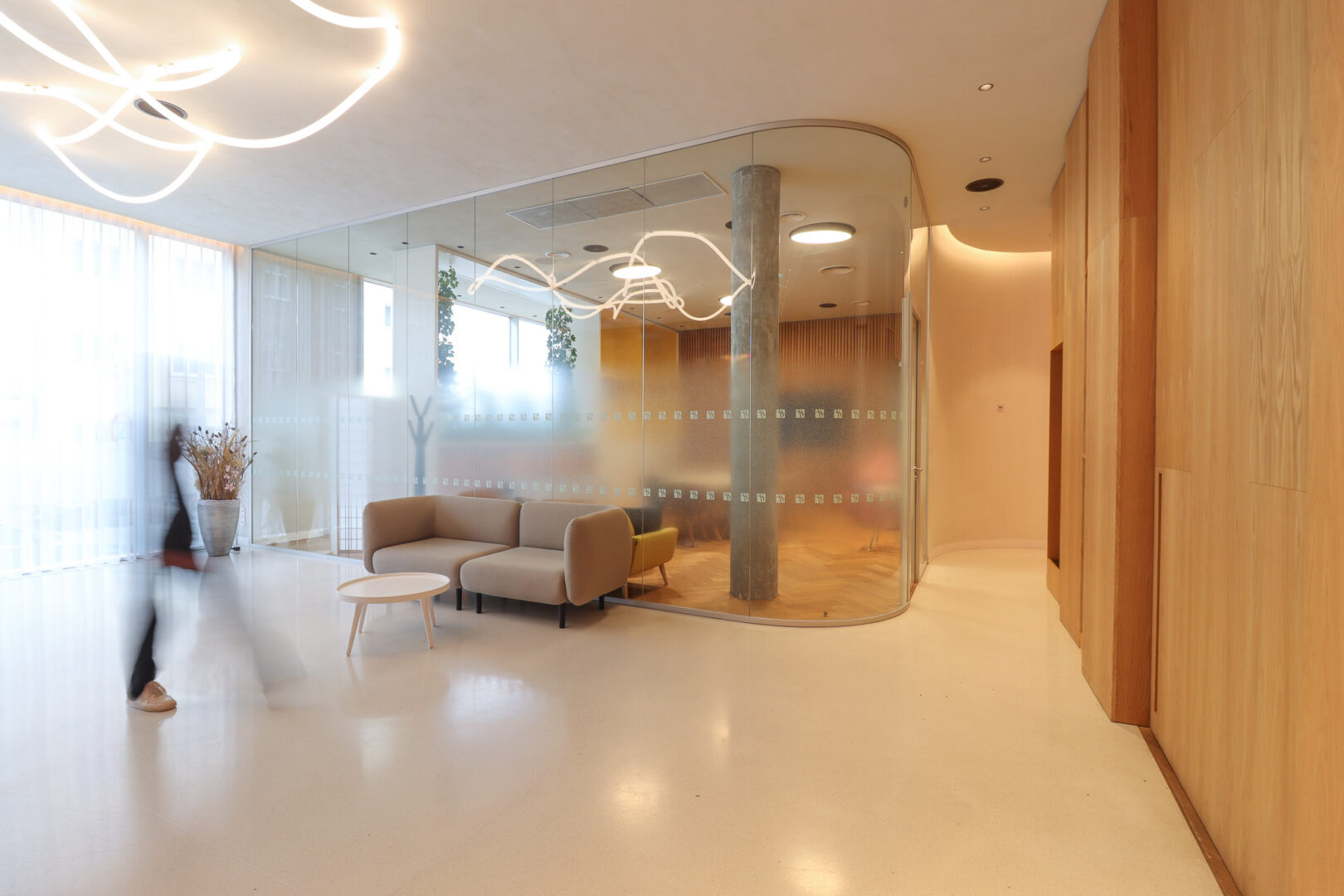 oblouková jednoduše prosklená příčka