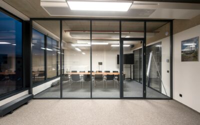 rámová dvojitě prosklená příčka dodá interiéru vzdušnost, ale odhluční